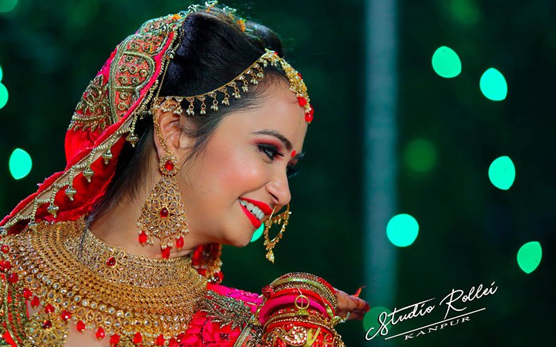 bride posing for wedding photographer kanpur wedding photographer kanpur